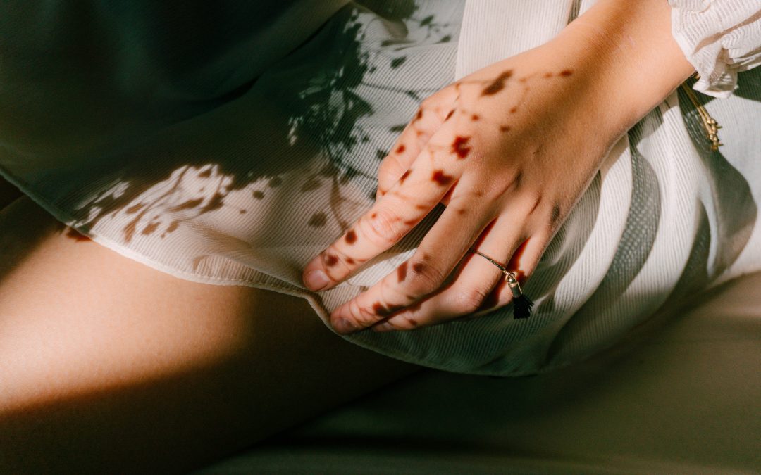 femme qui observe sa glaire cervicale pour comprendre son ovulation